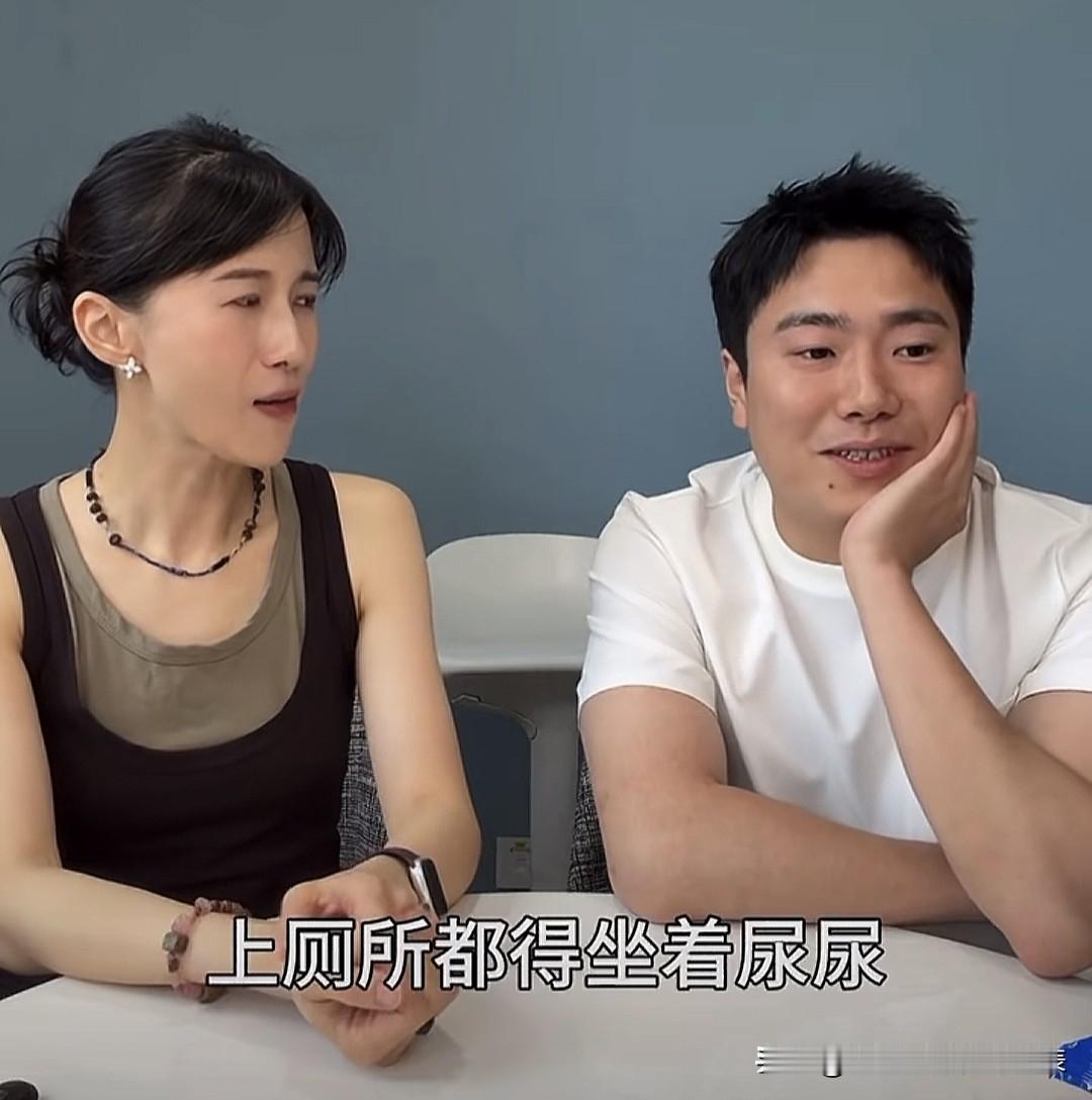 太搞笑了。梁靖崑说在家上厕所都得坐着尿尿，撒溅到马桶上。梁靖崑说完大家哄堂大笑。