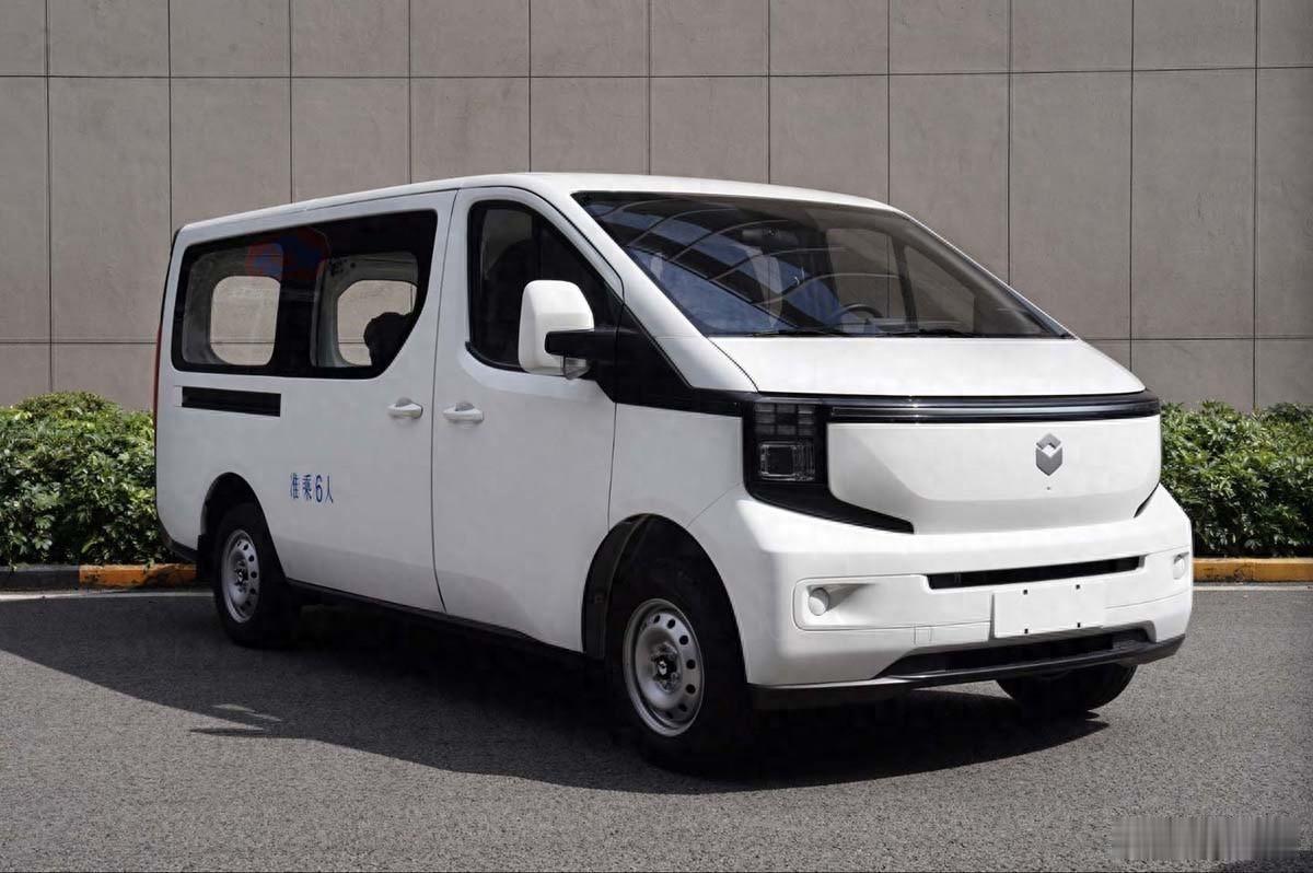 近日，#长安凯程V919# 实车曝光，是一款适合客运的微面车型，内部采用六座设计