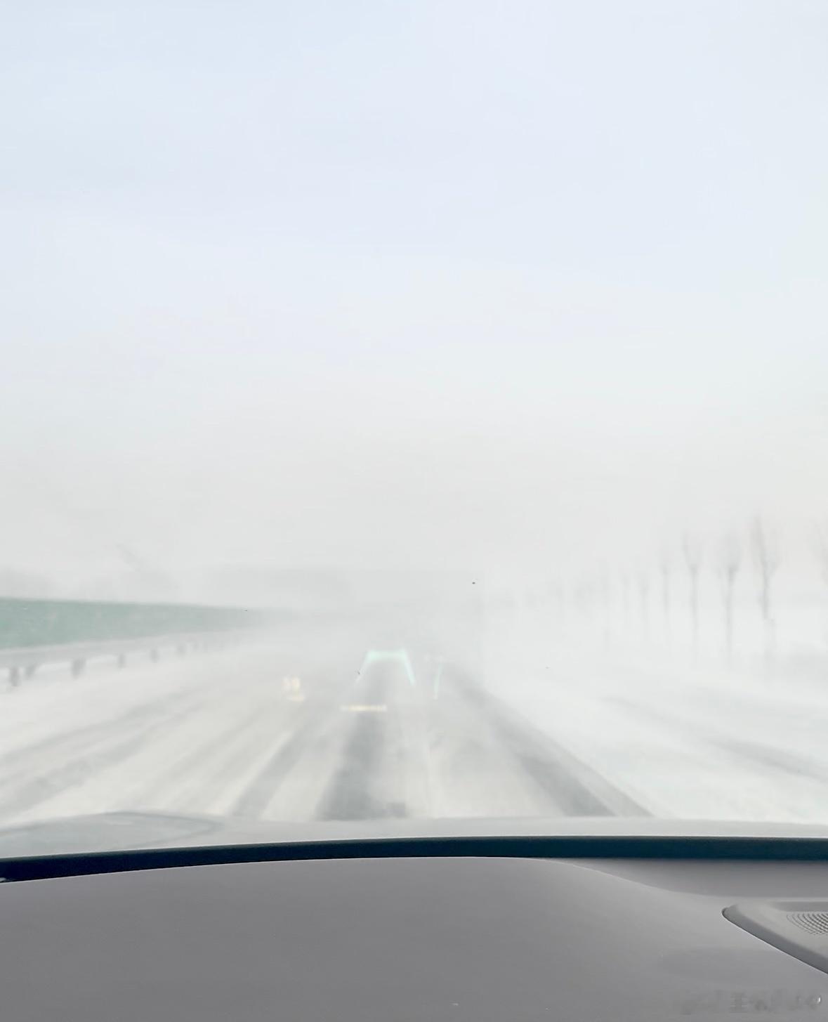 太恐怖了，公路胎遇上下雪，地面打出溜滑。好不容易上了高速，因为白毛峰吹的到处雪雾