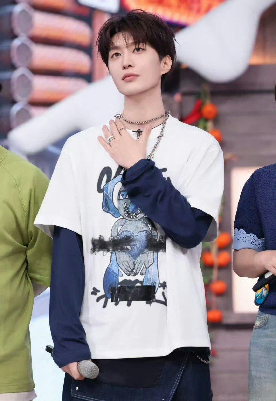 张艺凡把范丞丞肘飞了张艺凡顶着这么萌的脸竟然有这么大的劲！哈哈哈哈一拳就把范丞丞