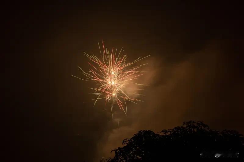 烟火醉

烛影摇，星斗转。
万家灯暖，炊烟漫过青檐。
一箸一瓢斟岁月，柴响处，又