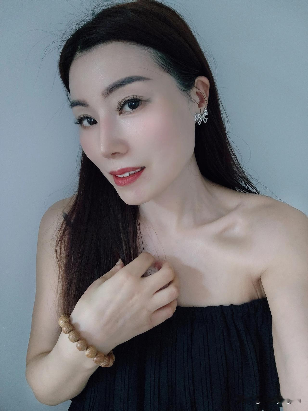 装扮不为他人目光，只为取悦那个独一无二的自己。做自己才是高级感 今天穿搭是否在你
