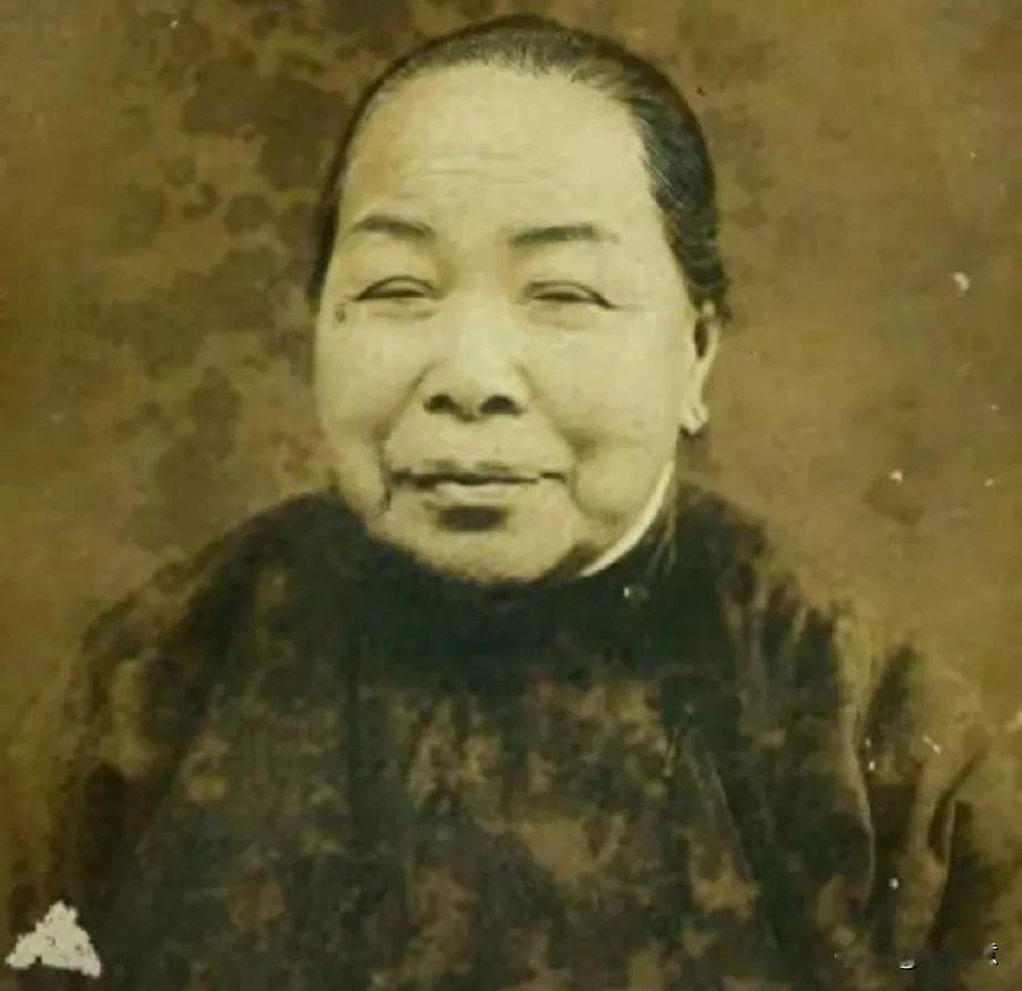 都说蒋介石念念不忘一个人，这人就是他的舅母蒋妙月。1912年陶成章被刺，蒋介石成