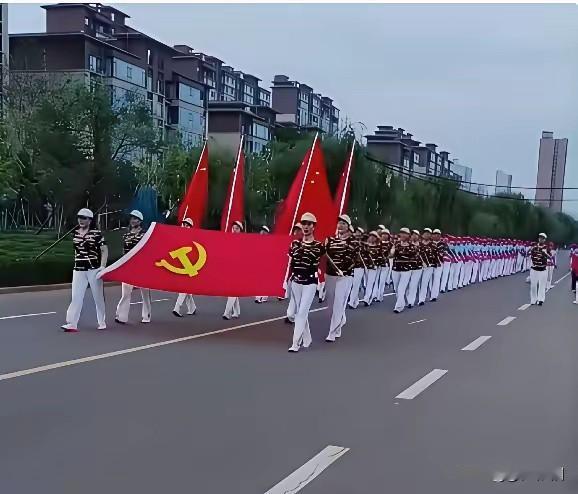 打着党旗、国旗来霸道暴走，这种行为是严重的违法！