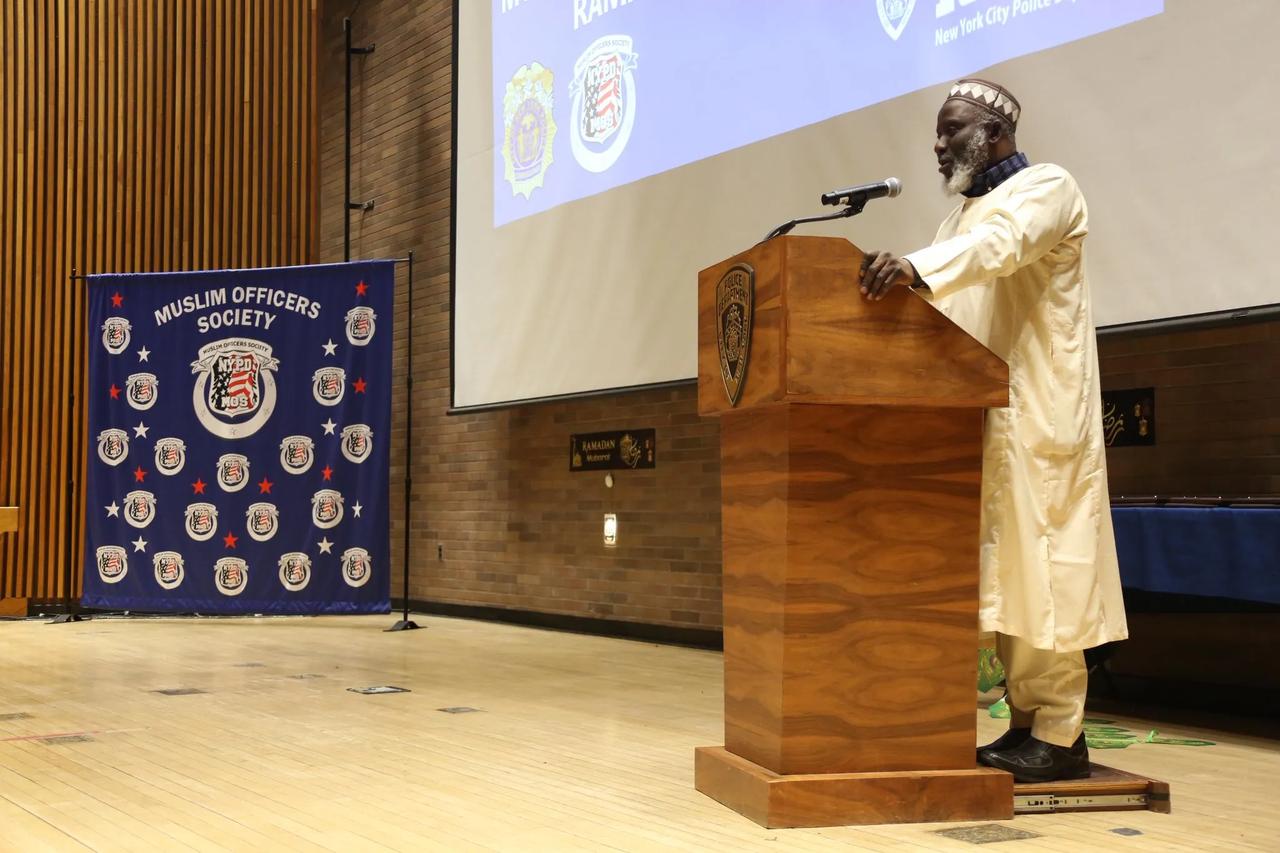 你没看错，这里是纽约市警察局。

刚刚，纽约市警察局在社交平台发文:穆斯林警察在