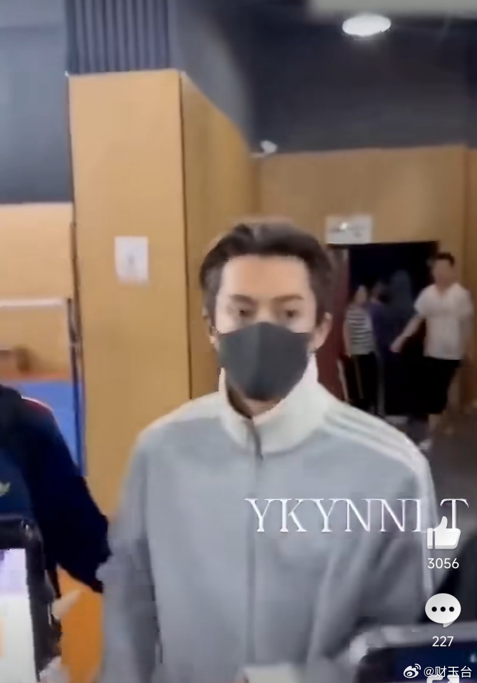 王鹤棣打掉拍摄者手机这不是耍大牌，是长期被私生骚扰后的一次本能反击。私人球场本就