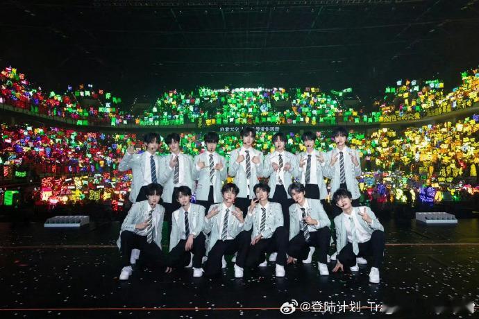 橹穆大合照里的蓝粉海今天的新音大合照，橹穆蓝粉海靠你们了，加油00后新生代热点捕