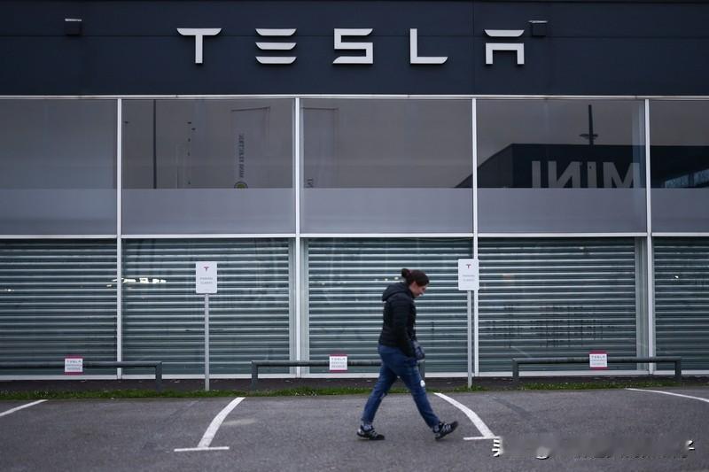 特斯拉在欧洲为何卖不动了 特斯拉在欧洲是真卖不动了。欧洲汽车制造商协会数据显示，