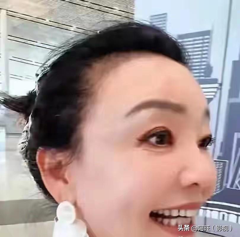 12 岁的小玥儿连邀请爸爸和奶奶参加毕业典礼，都要反复试探、小心翼翼，光是想想就