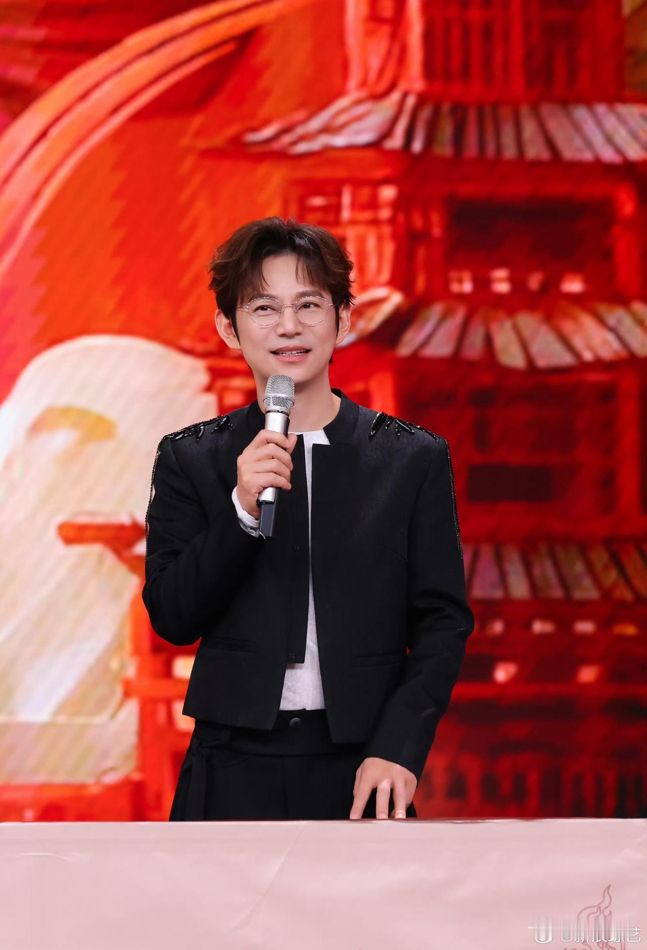 五旬老人何炅真的太拼了，
现在竟然还工伤？
网友：早日康复吧！

2月11日湖南