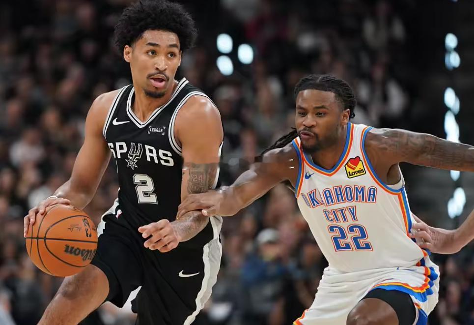 NBA总决赛G2，马刺对阵尼克斯的比赛正在进行当中，目前马刺落后7分。第四节比赛