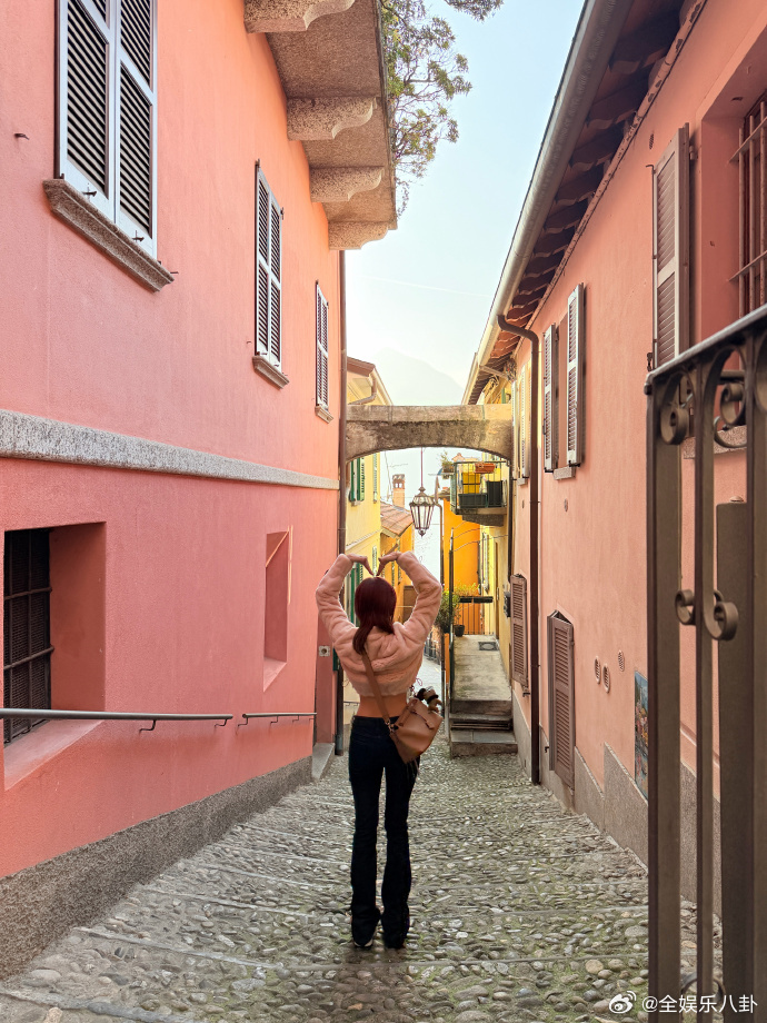 宋雨琦晒旅行明信片宋雨琦旅行明信片plog 宋雨琦寄来了旅行明信片，玩的开心呀！