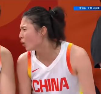 王思雨急眼了！亚运会女篮季军争夺战，中国女篮半场竟然 36：36 与中国台北队打