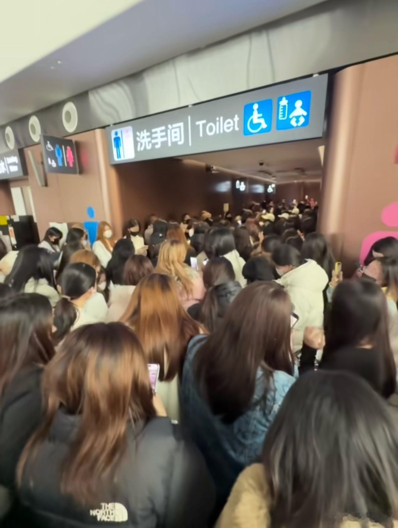 你敢信这是昨天大兴机场厕所门口等张峻豪的人…… 