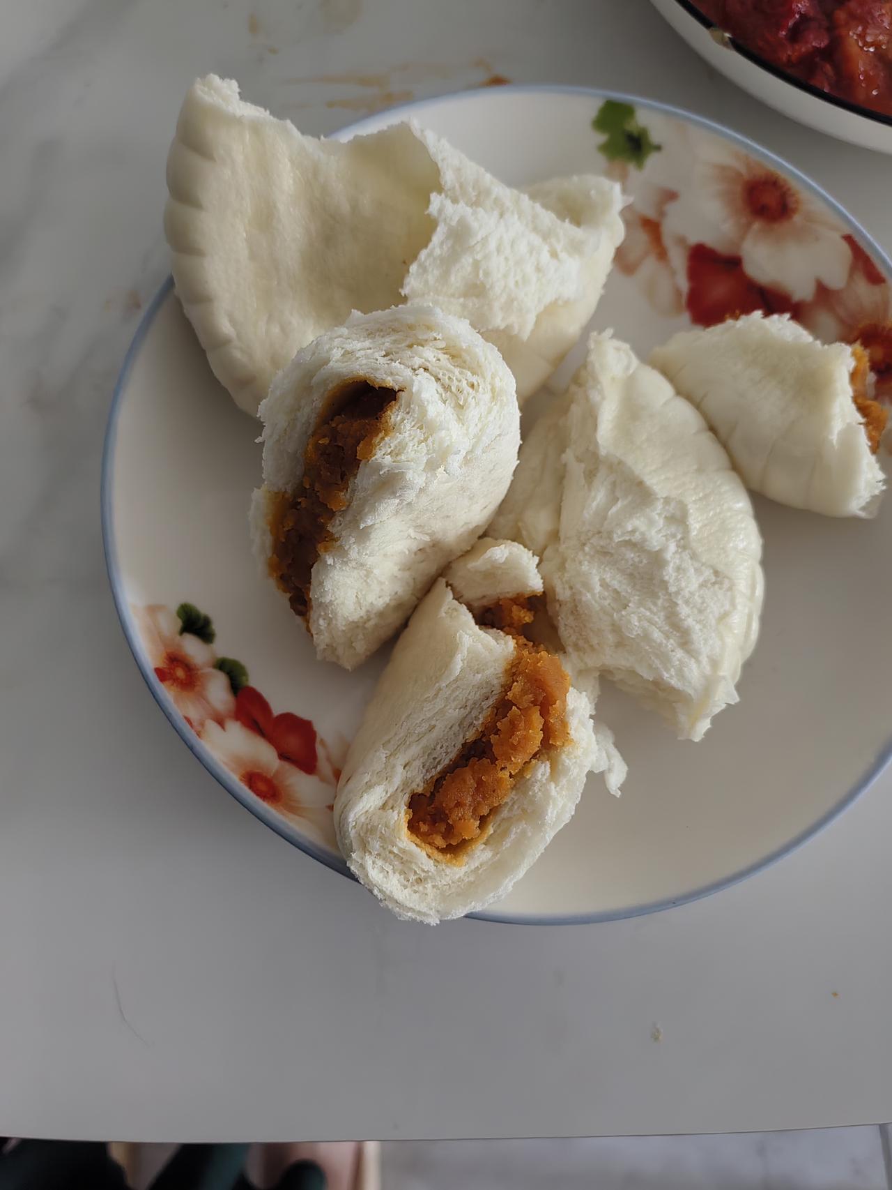 昨天买的蒸饼，热了四个。我和婆婆一人一个，那两个给孩子们吃。哎呀，这俩孩子，给蒸