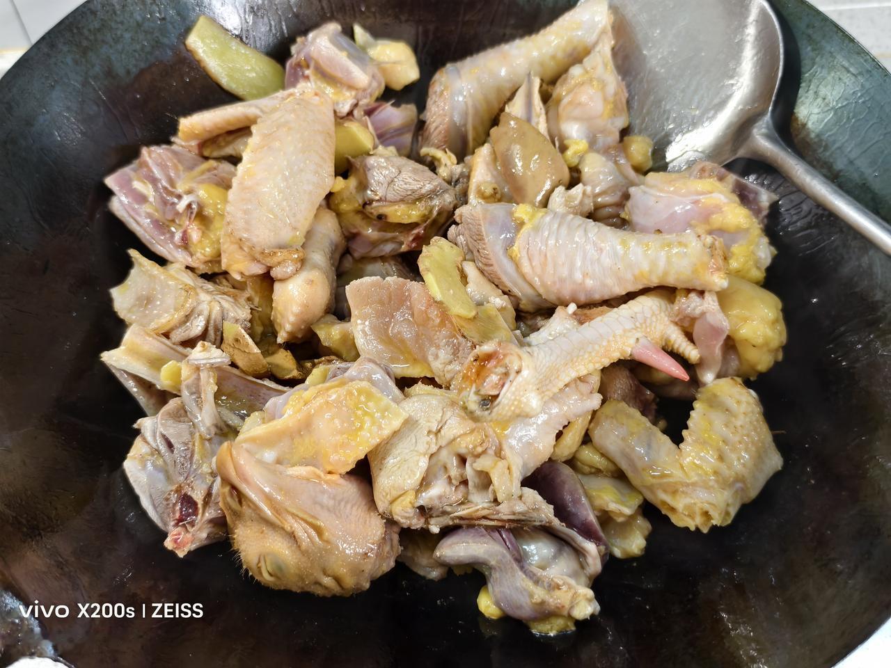 今日美食打卡原汁原味：我到散养户购买了一只散养线鸡，重达4.7斤，回家之后用鸡自