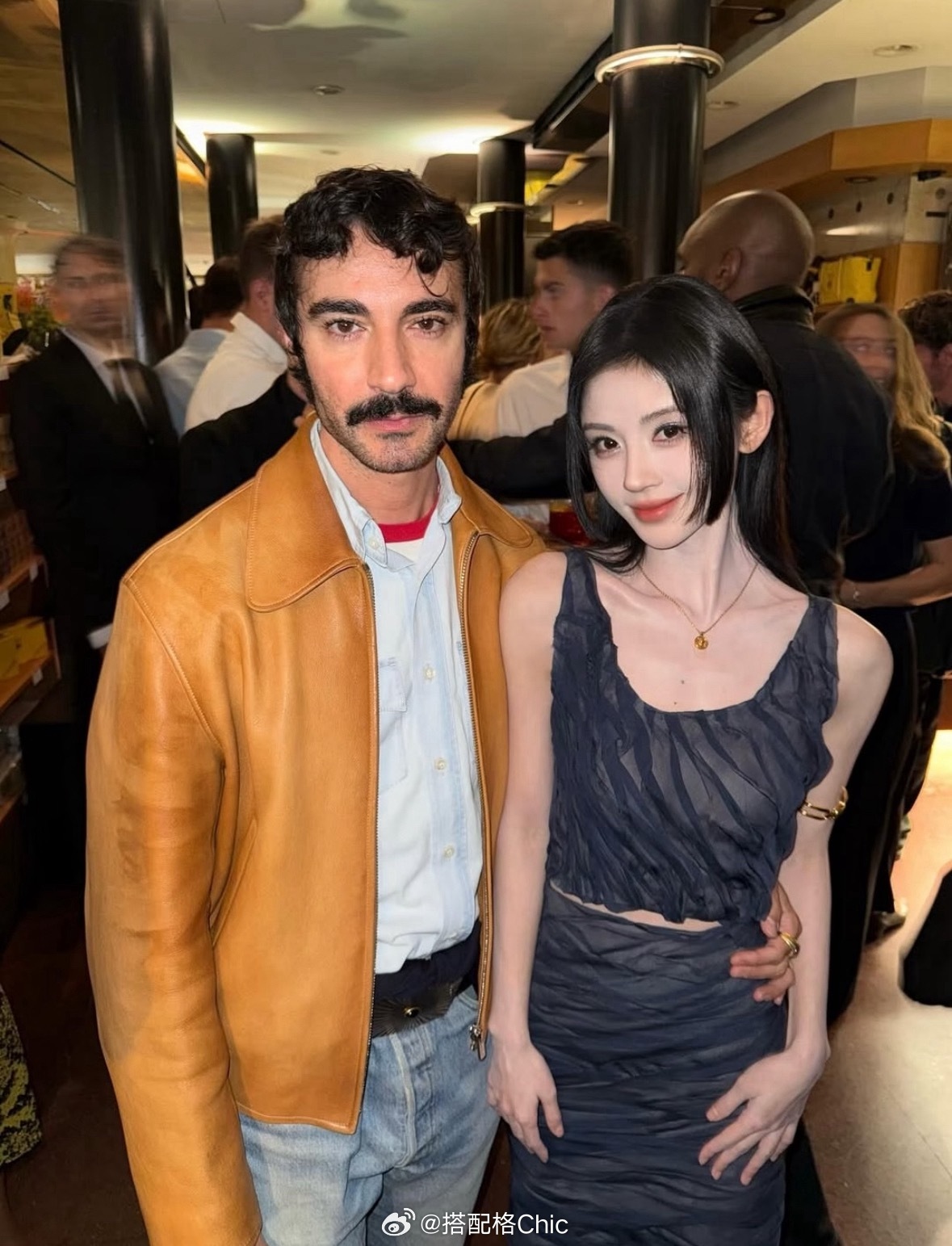 米兰时装周男装周大秀直击 鞠婧祎米兰时装周一身藏蓝色褶皱薄纱套装，短款背心＋包臀