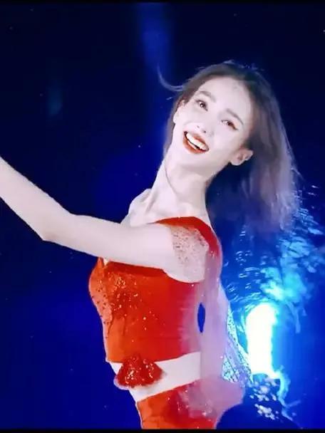 金晨在央视中秋晚会上大放异彩，唱跳俱全，活力四射！她的精彩表演为观众带来无限欢乐