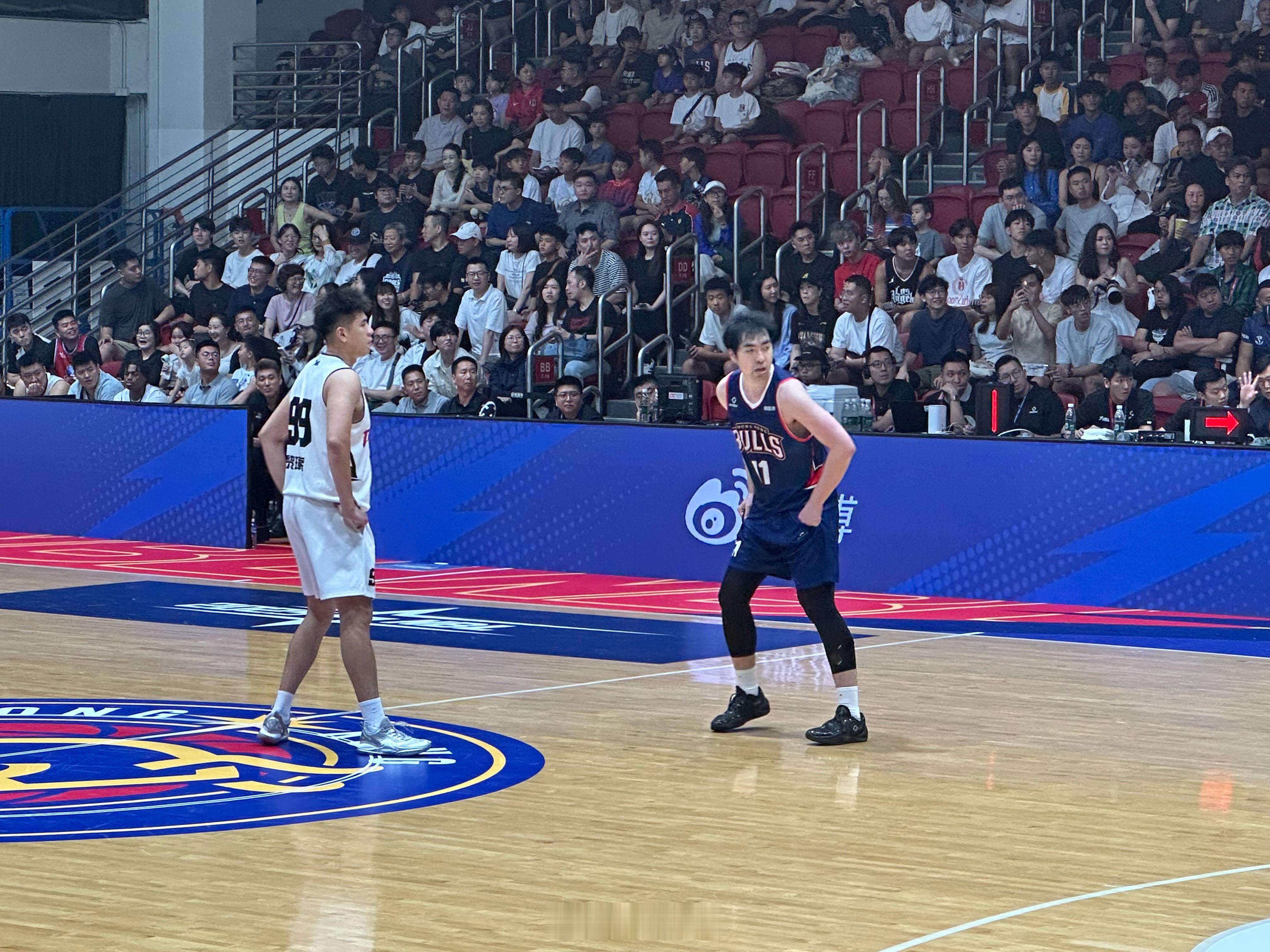 卢艺文和黎璋霖，nbl揭幕战 上挺多CBA的熟面孔。香港金牛vs长沙勇胜我的观赛