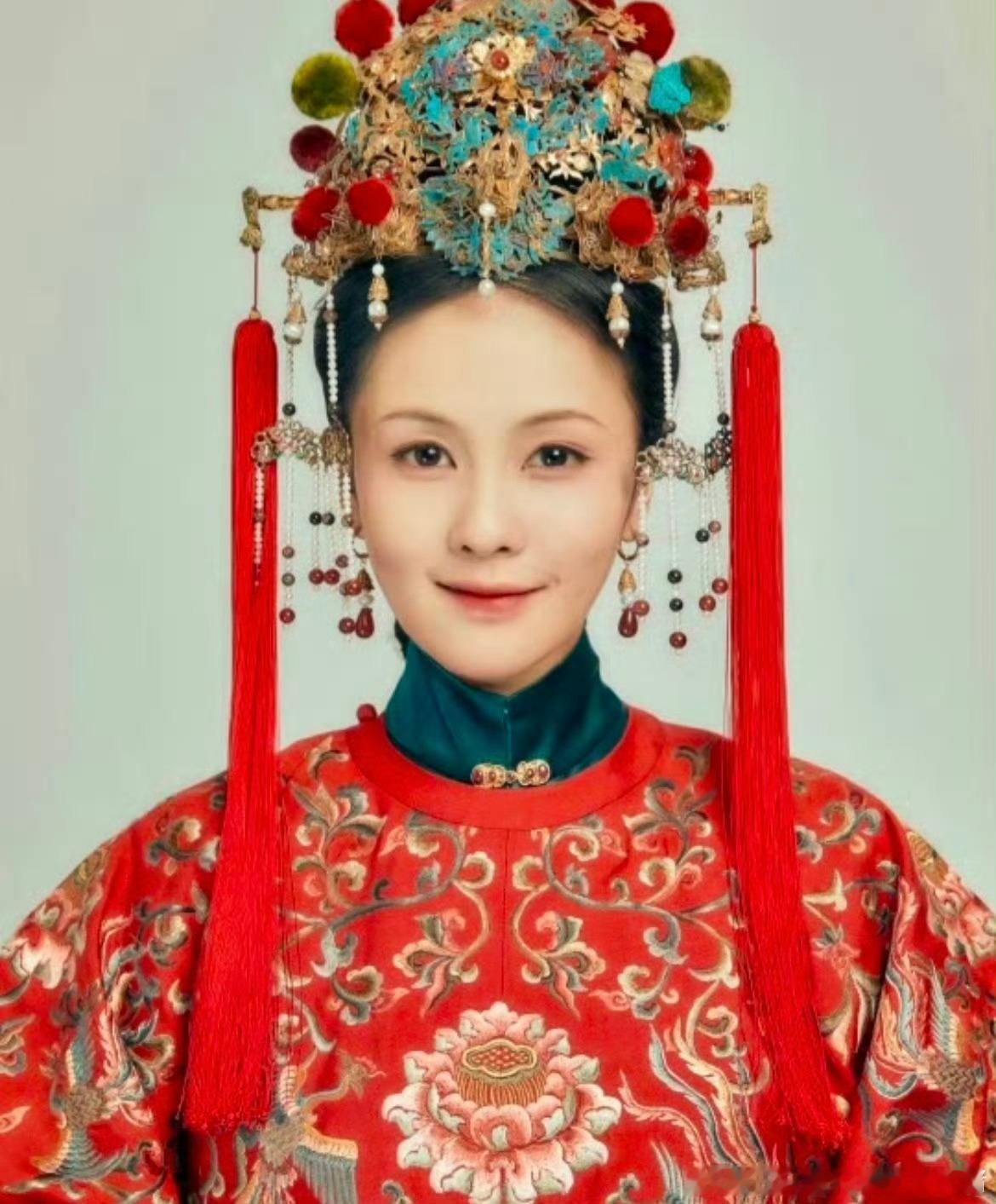 白鹿的婚服造型也太好看了吧   第一次见有人能把婚服穿成这样的   太明艳动人了