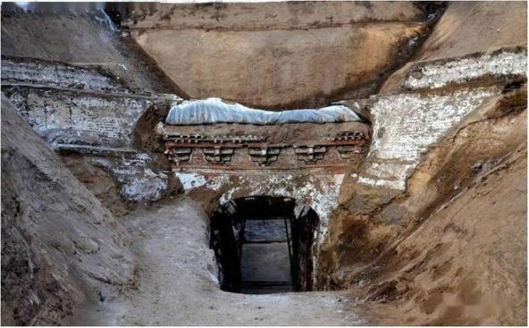 山东挖出朱元璋儿子墓，打开棺椁瞬间，所有人都泪流不止，专家大声喊道：大家赶紧撤！