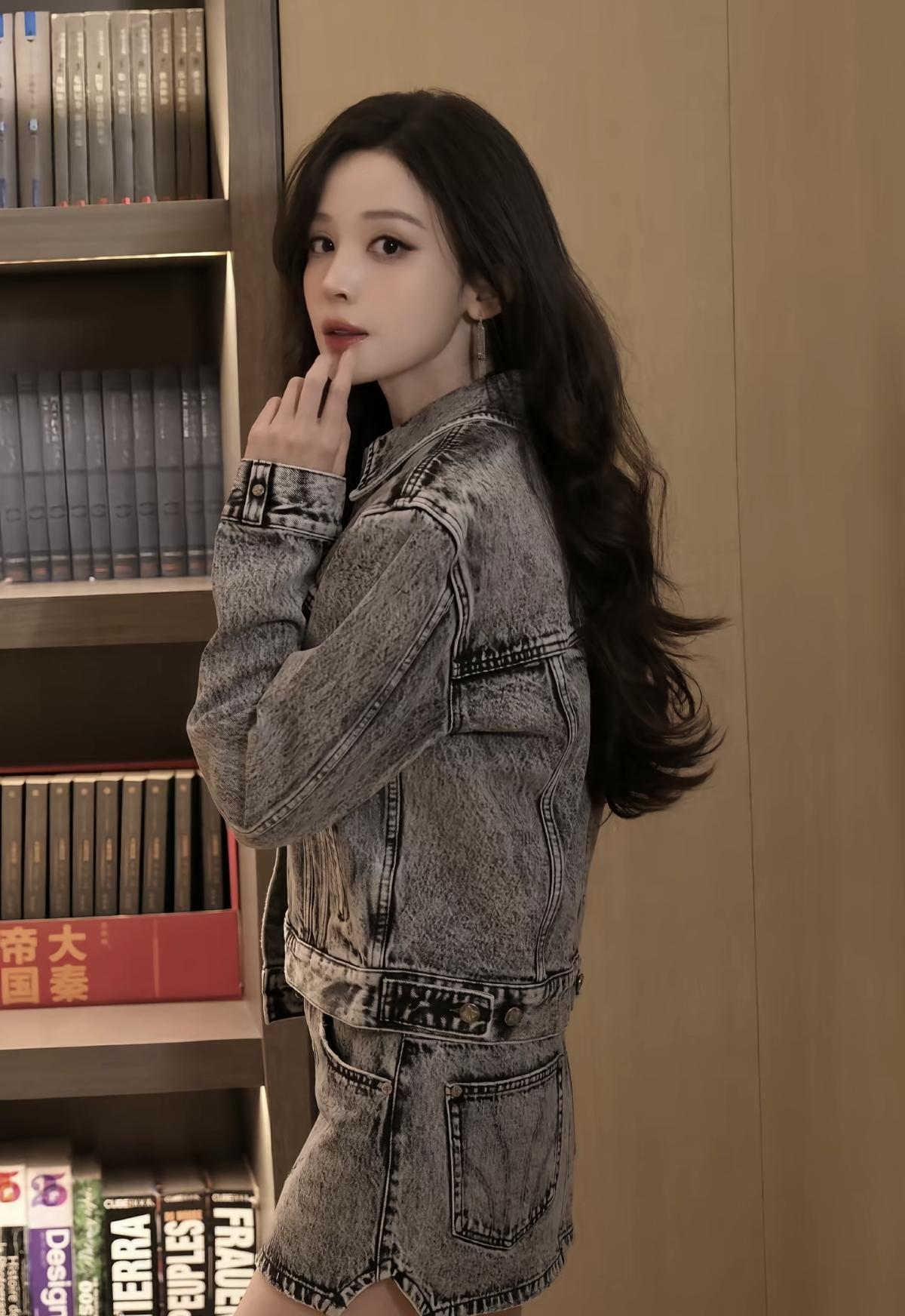 灰调牛仔套装，搭配大波浪卷发，古力娜扎这一身又美又飒，复古感直接拉满[赞]娱乐明