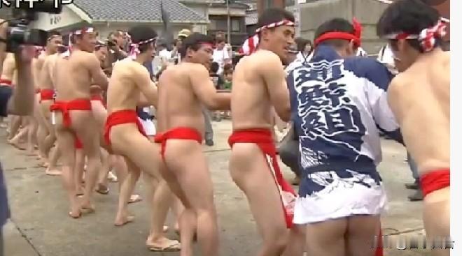 日本万人“裸祭”，引发意外事故！

近万名全身上下仅着兠档布的男性，寒冬凉水净身
