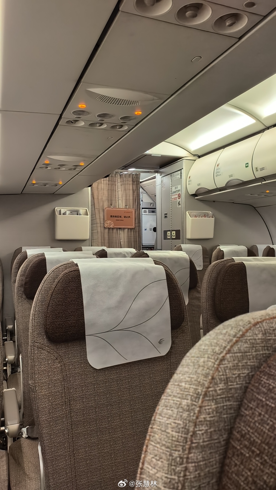 坐飞机省下来的时间全用来赶飞机了这很正常。机场一般都是远离城市，不论是打车还是地