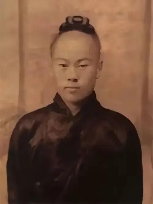 1938年，道士毕云路过日军哨卡时，因为没有向日军鞠躬，被打得半死。几天后，他从