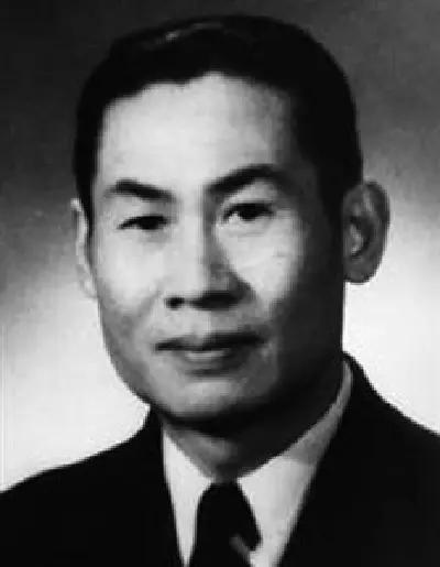 徐伯昕，（1905-1984）
原名徐亮，笔名徐吟秋、徐味冰、赵锡庆。1922年
