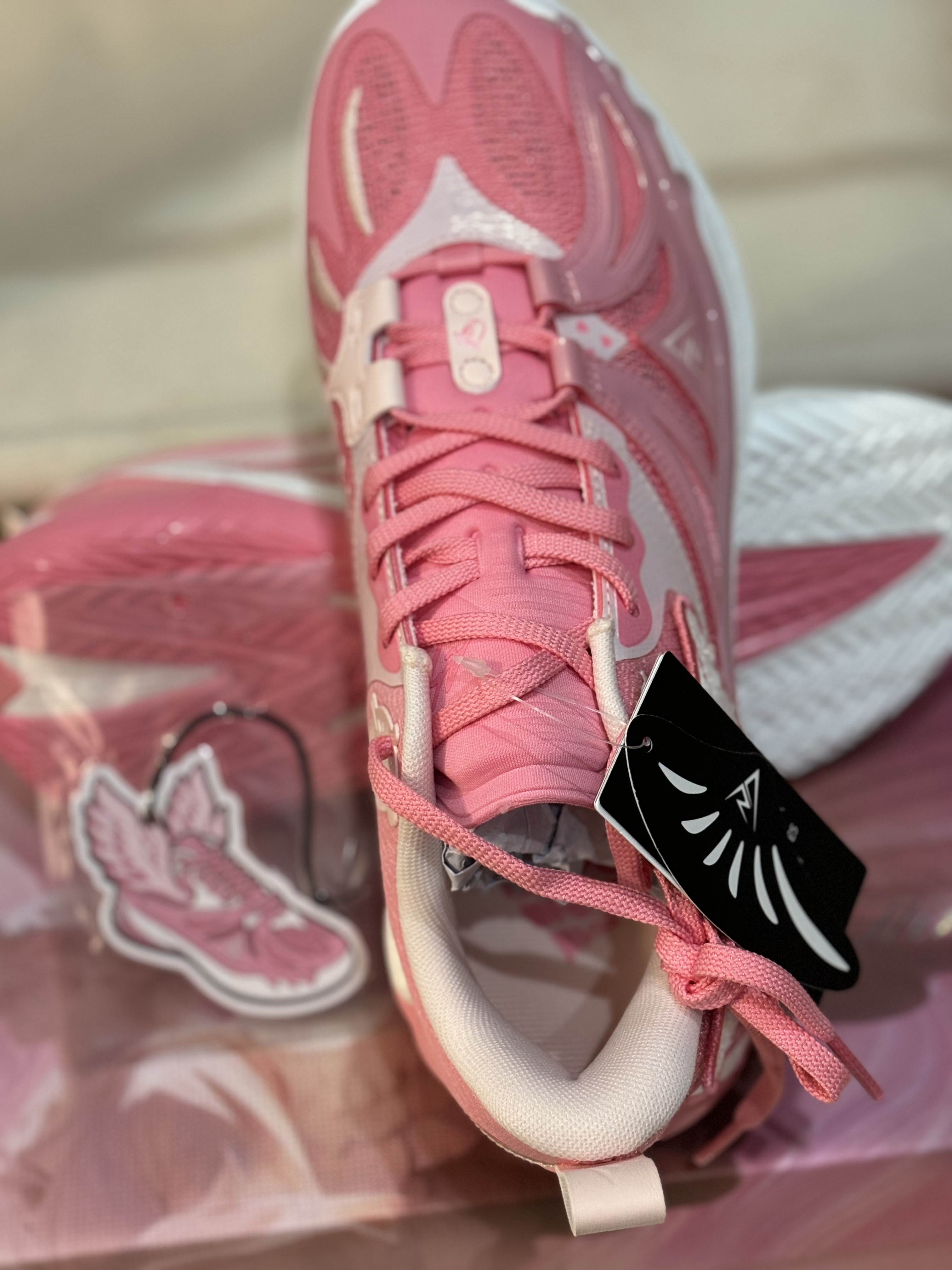 里夫斯复出指日可待，AR3情人节配色同样也是指日可待。后跟还有可拆卸的“天使翅膀