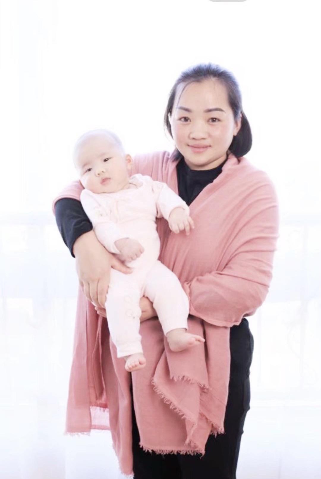 2018年，经历产后抑郁，曾抱着两个多月的女儿站在16楼的窗前，准备纵身跳下前被