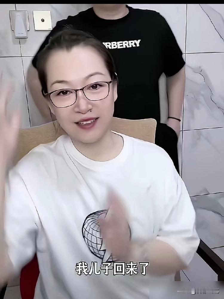 赵本山老婆马丽娟，每个月就领4200块退休金？你没听错！
手里拎着40万的爱马