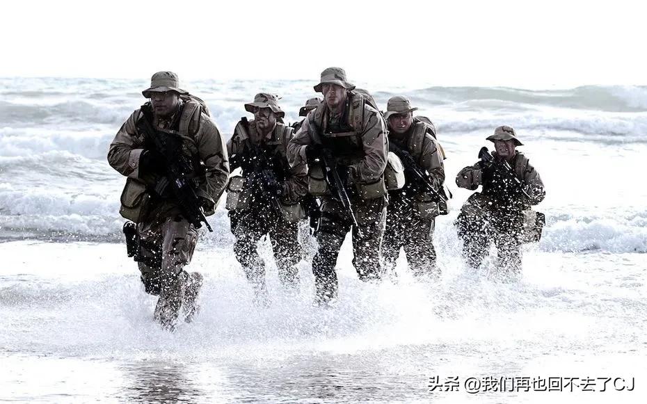 精英海豹突击队现在也这么拉胯吗？
据今日彭博社报道，近日在索马里海岸丧生的两名美