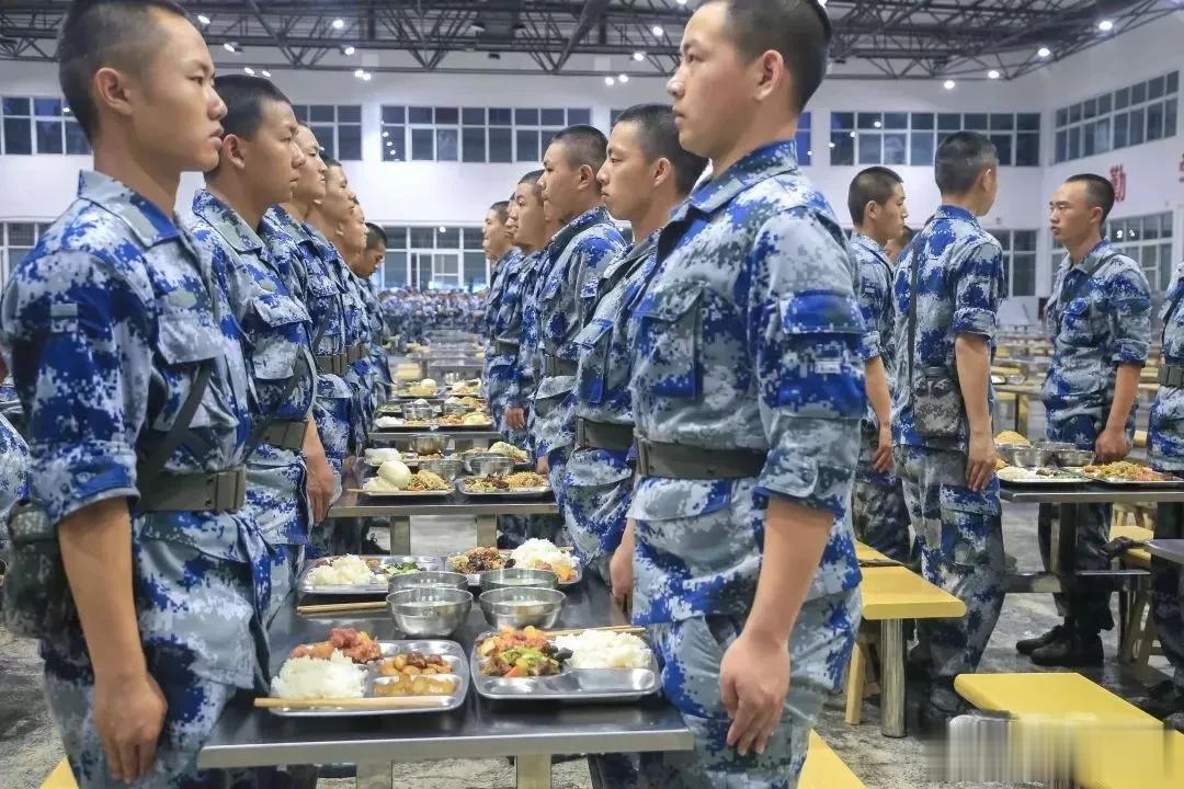 有人问:部队伙食标准每人约20元/天，可是天天有鱼有肉、荤素搭配，貌似十分丰盛，