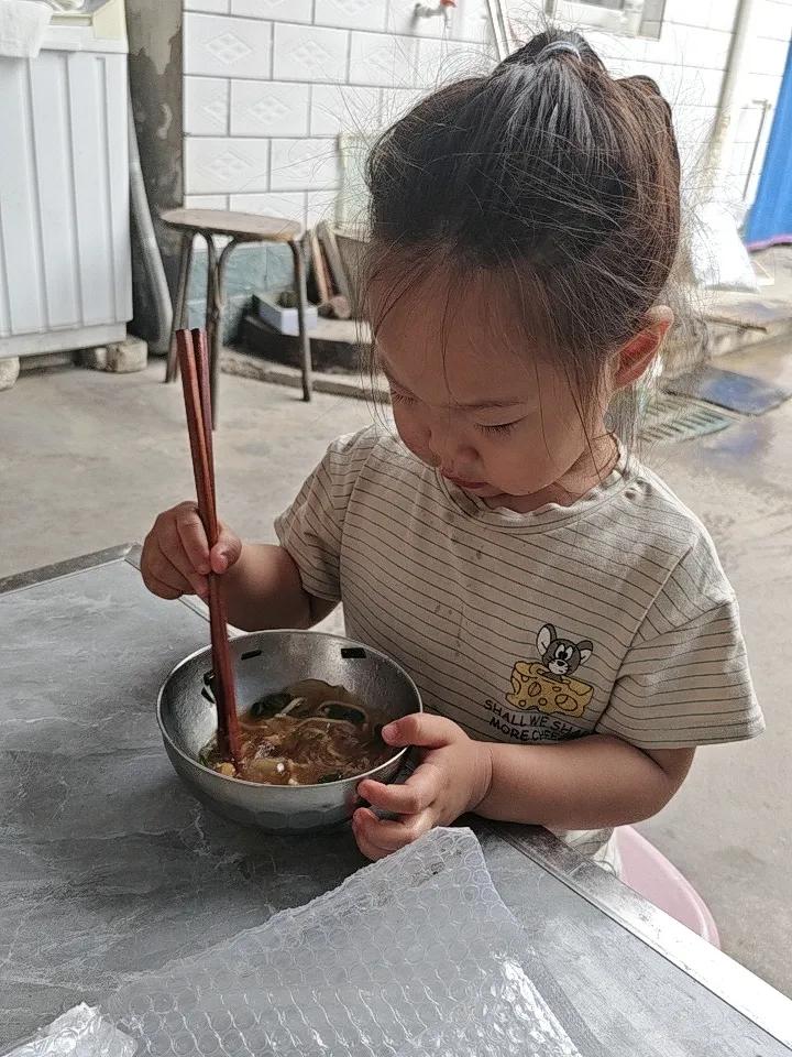来分享一张孩子吃饭的照片儿童吃饭习惯 宝宝吃饭方式 儿童就餐