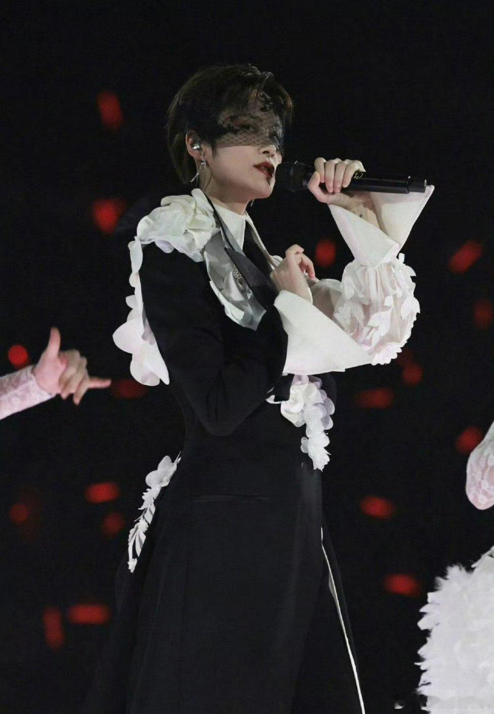 李宇春属性AI分明李宇春反差感笑发财！舞台上A到炸街控场大佬，私下i人属性拉满，