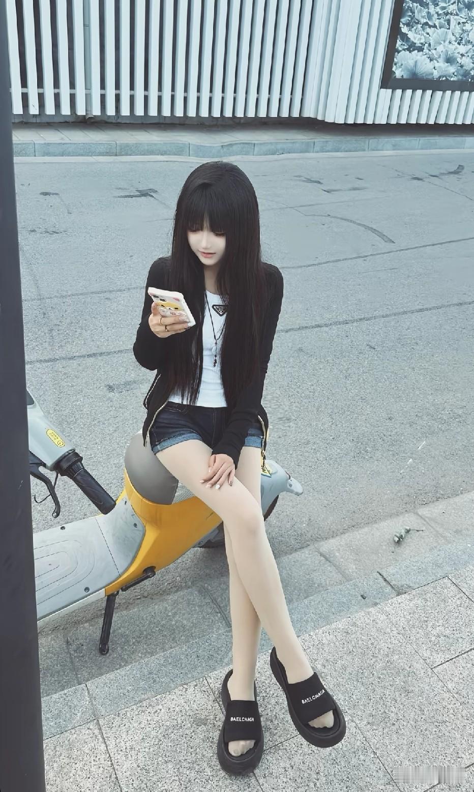 这种小姑娘很难追。除非长得帅的爱玩的黄毛能追上