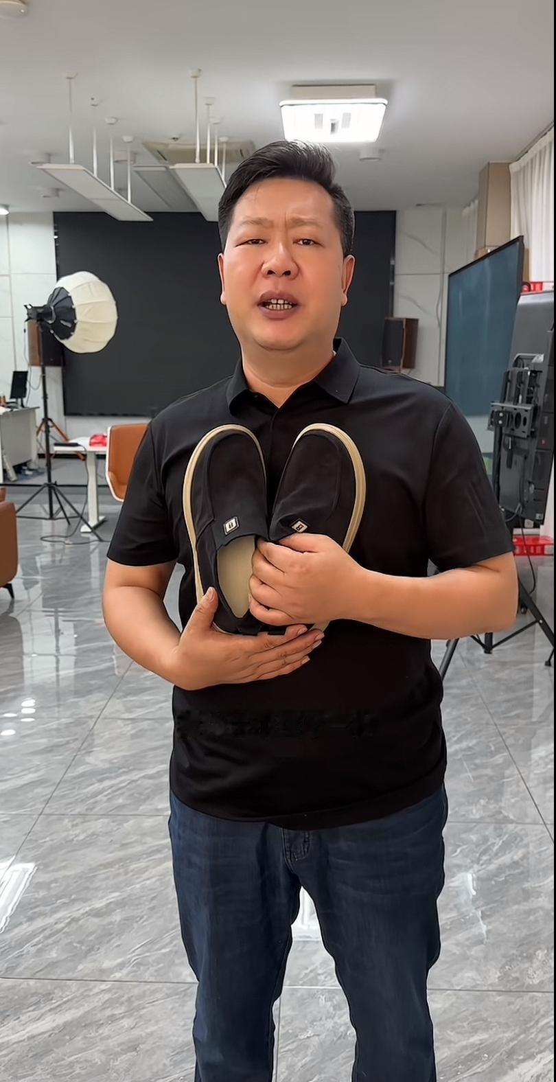 张大炮又给别人起外号，卖鞋他不行，起外号第一名。今天他给自己的徒弟，上海阿牛哥取