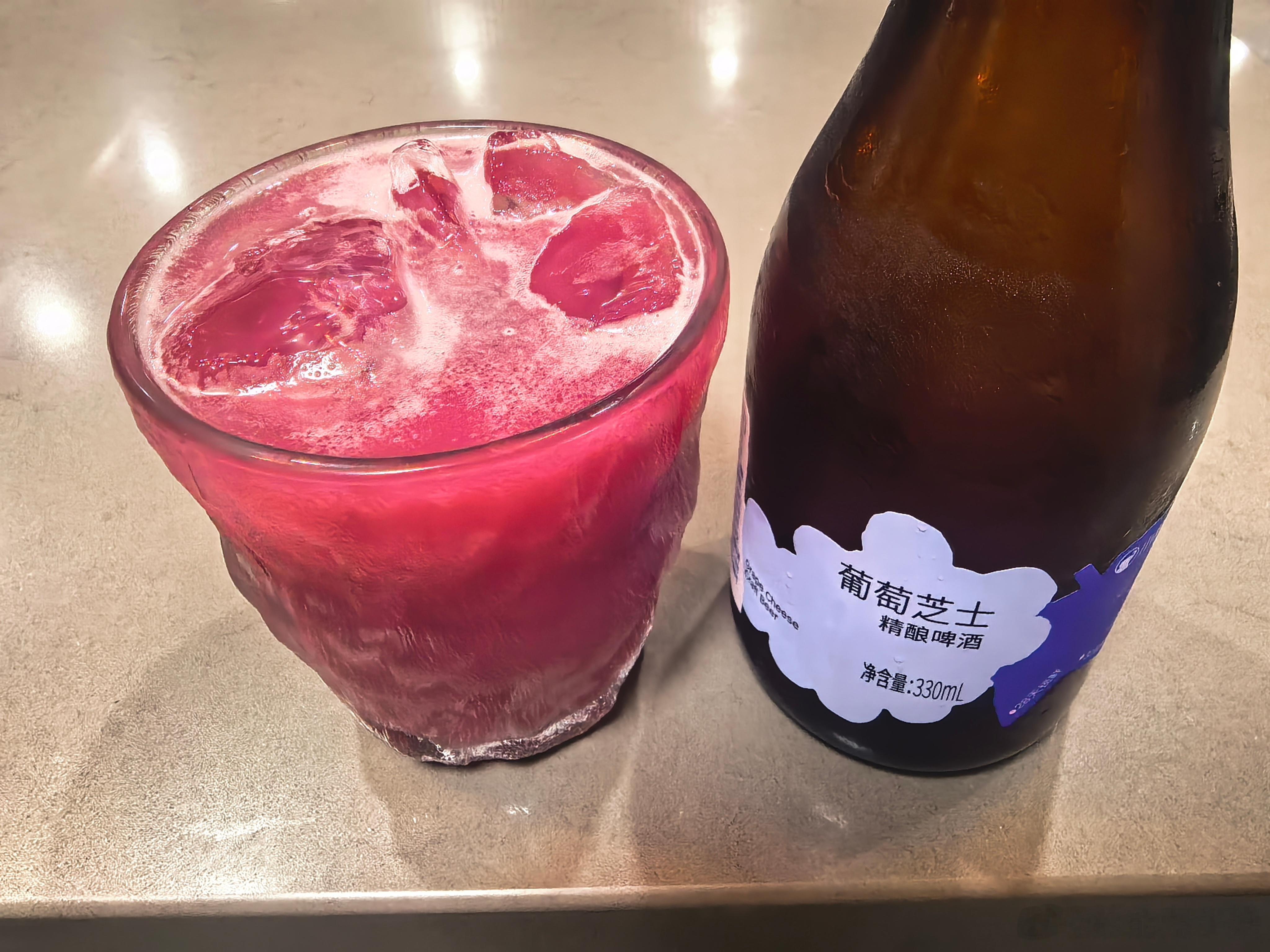 昨晚睡不着，冰箱里翻出一瓶葡萄芝士啤酒还挺好喝，皱了皱了，然后一夜安睡。 