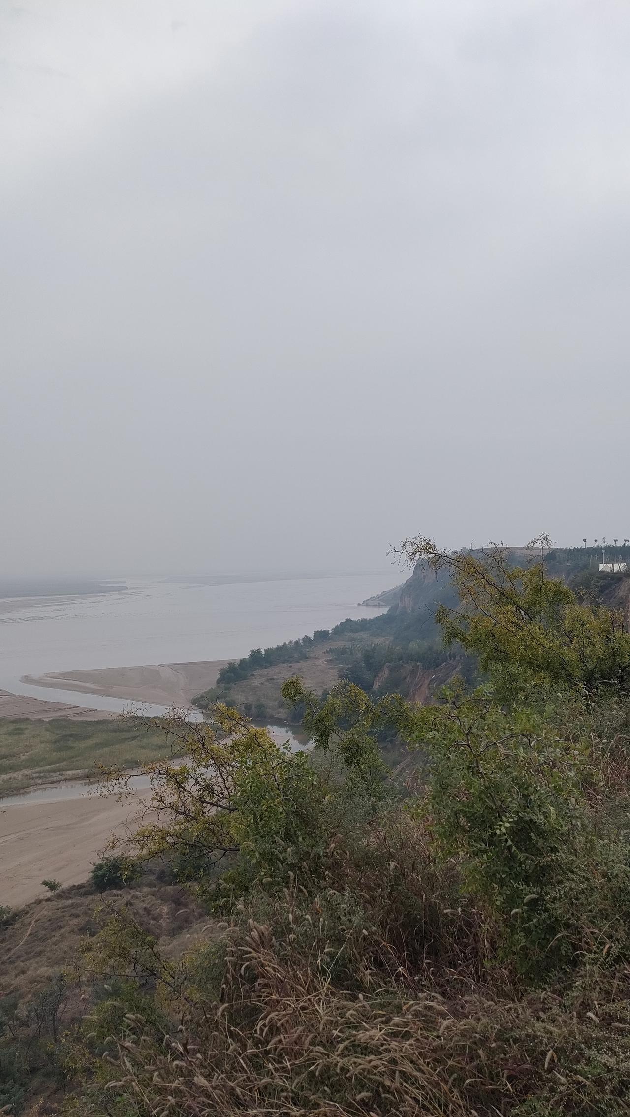 黄河水到悬崖底部，三十年河西成常态。受黄河水冲刷影响，韩城沿黄河村庄不断向西迁移