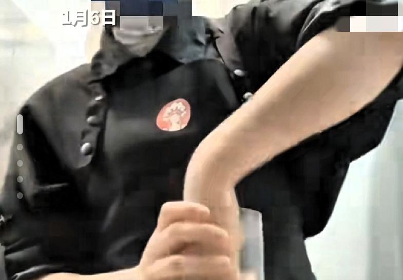 霸王茶姬员工徒手做奶茶？玩梗玩崩食品安全底线！
 
花二三十块买的霸王茶姬，居然