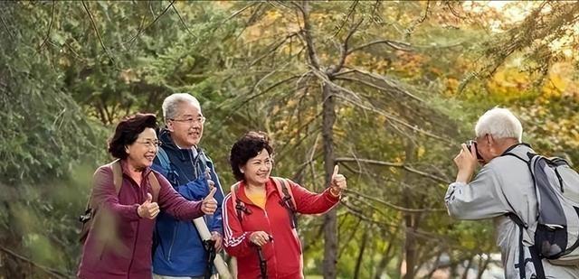 据了解，澳大利亚有一批华人，原本都是国内体制内的退休人员，五十岁时来到澳大利亚，