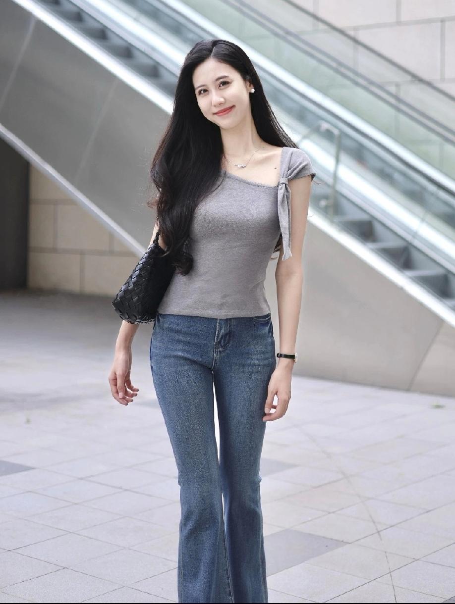 美虽然千篇一律，但依然不缺少路人投来喜欢的眼光，美丽的事物永远让人深受喜欢女人最