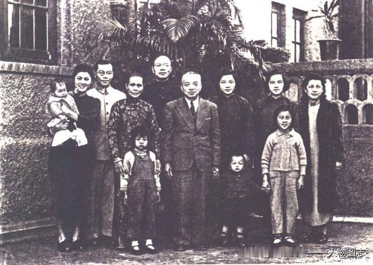 1946年初，在广州李济深夫妇与儿子李沛文、李沛金全家及女儿李筱莲、李筱菊合影留