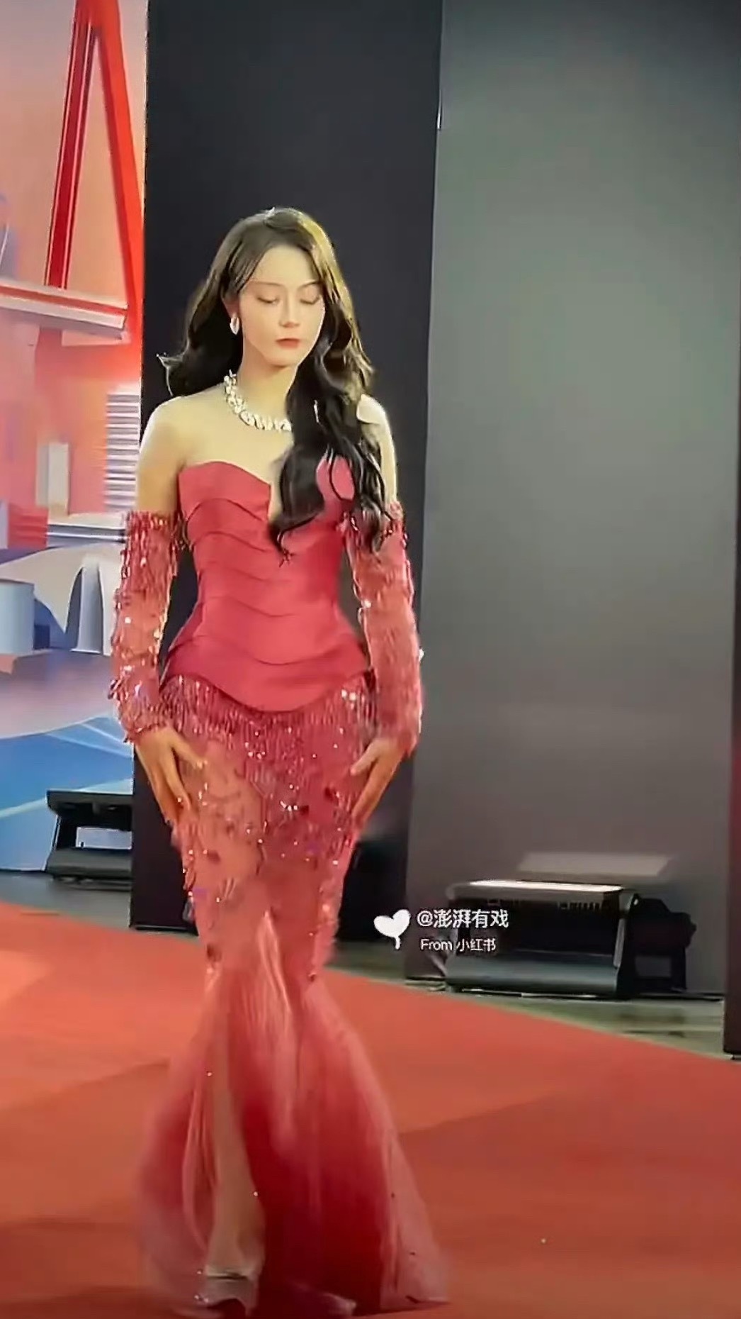 迪丽热巴今天红毯一直耷拉着脸，她以往可都是意气风发的，这次是怎么了？好久不见迪丽