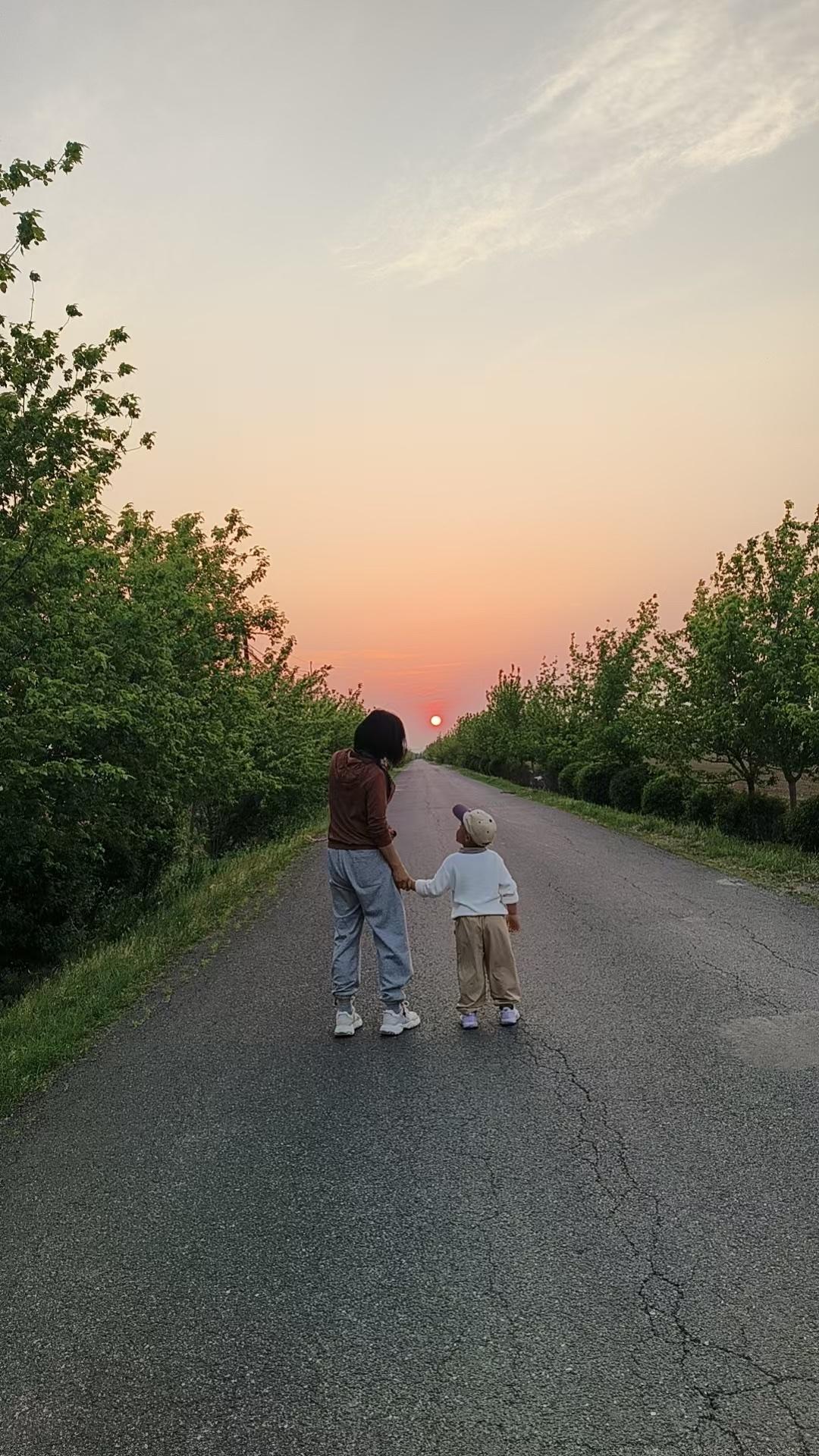 喜欢傍晚时分，喜欢夕阳将要落下去的时刻，这个时候没有了白日的喧嚣和浮躁，空气和大