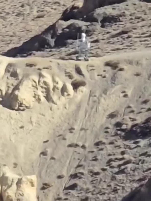 [小鼓掌]印度人还在傻笑：中印边境，解放军用机器人站岗。
 
看标题，就感觉咱们