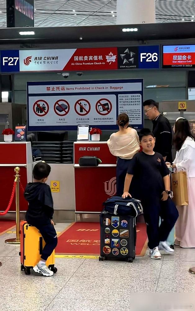 明星夫妻王雷、李小萌在机场管儿子，很有意思。 儿子闹，当爹的王雷吼不住。 当妈的