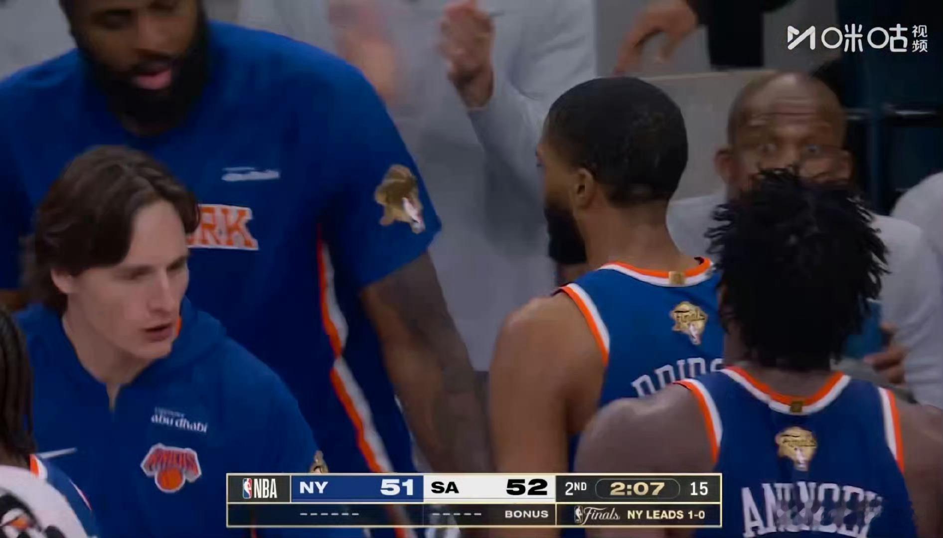 NBA总决赛马刺vs尼克斯摸头发那下没绷住，同一个裁判，拉头发不犯规，摸头发三加